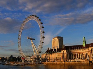 The London 'Eye,' on a sunny afternoon. // PHOTO BY JR P // creative commons